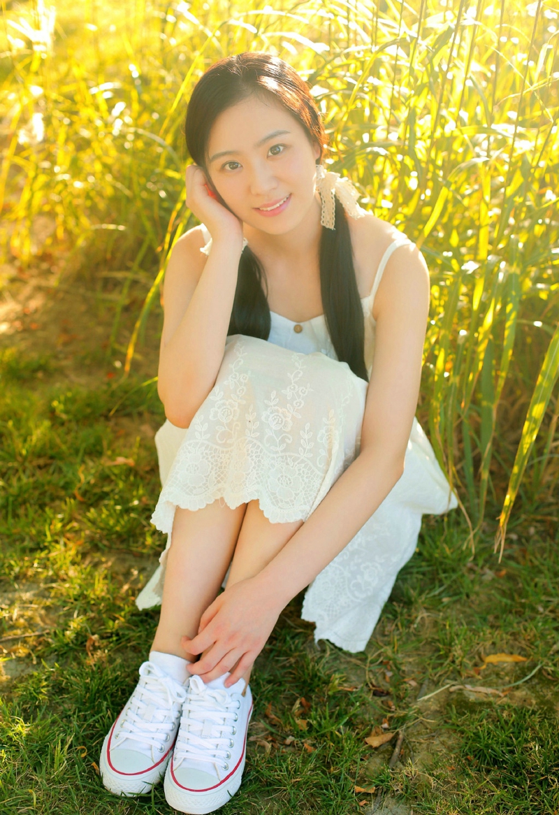 清新草地上的双马尾白裙姑娘素雅迷人写真照