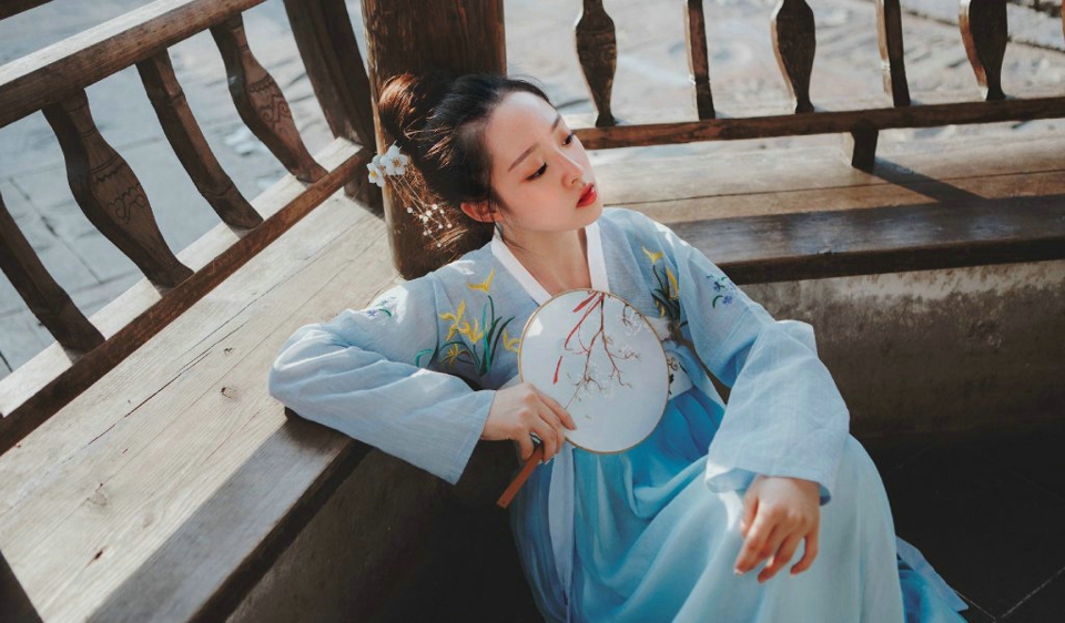 柔美汉服美女逆光下美腻迷人