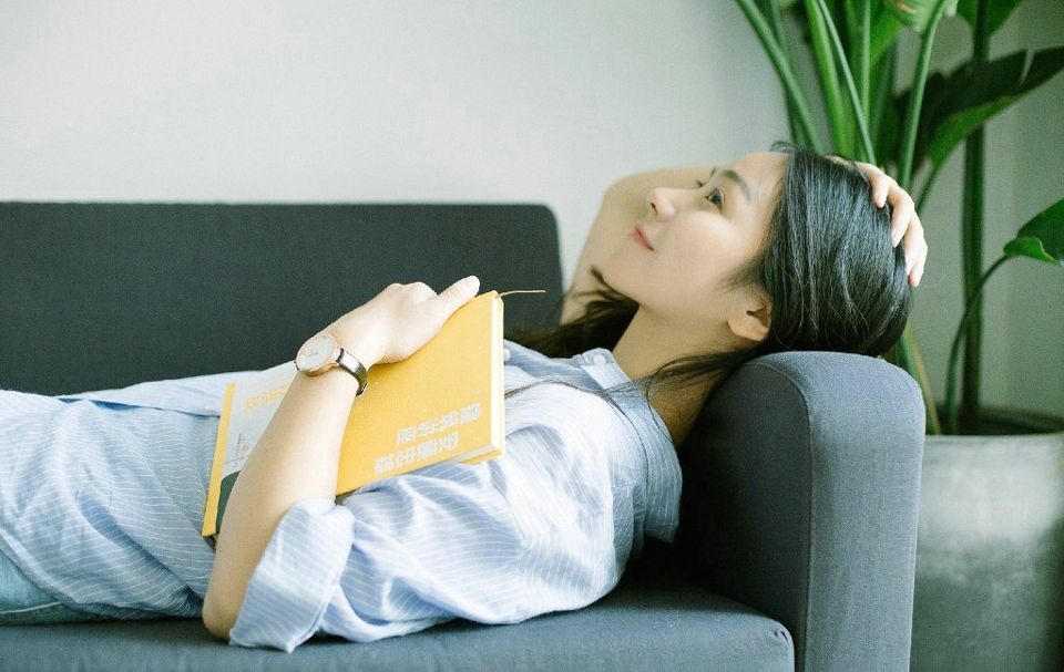 餐厅内的可爱少女青春无敌吸睛