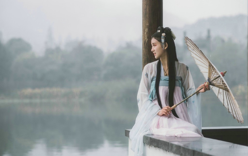 阳光下的可爱英伦范姑娘娇小玲珑