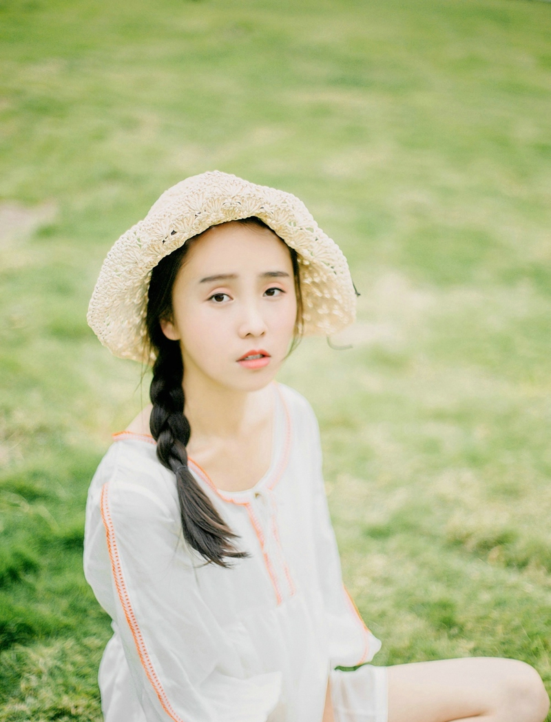 海岸礁石上的长发美女柔美秀发飘扬写真曝光