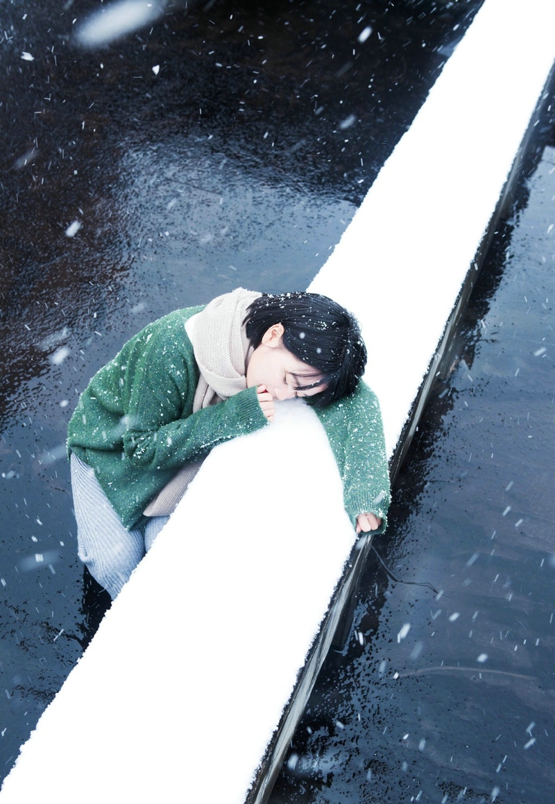 雪天内的短发森系精致五官美女写真