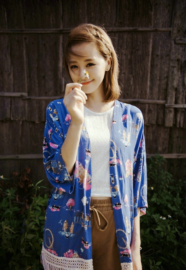 甜美迷人少女慵懒田间嬉戏