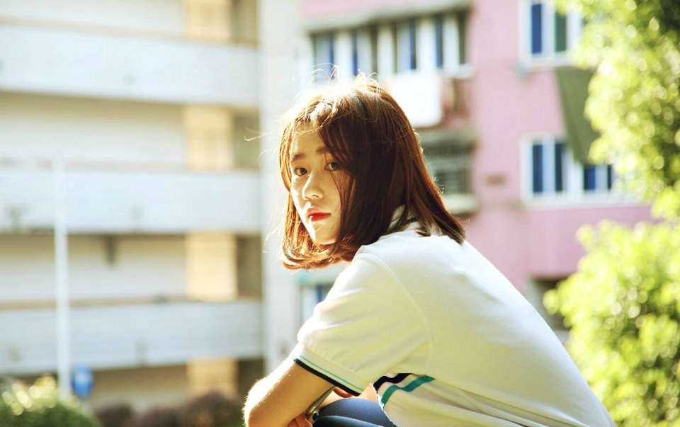 阳光下的校服美女漂亮精致脸蛋