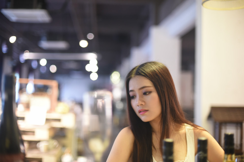 美得令人心醉的酒吧女孩