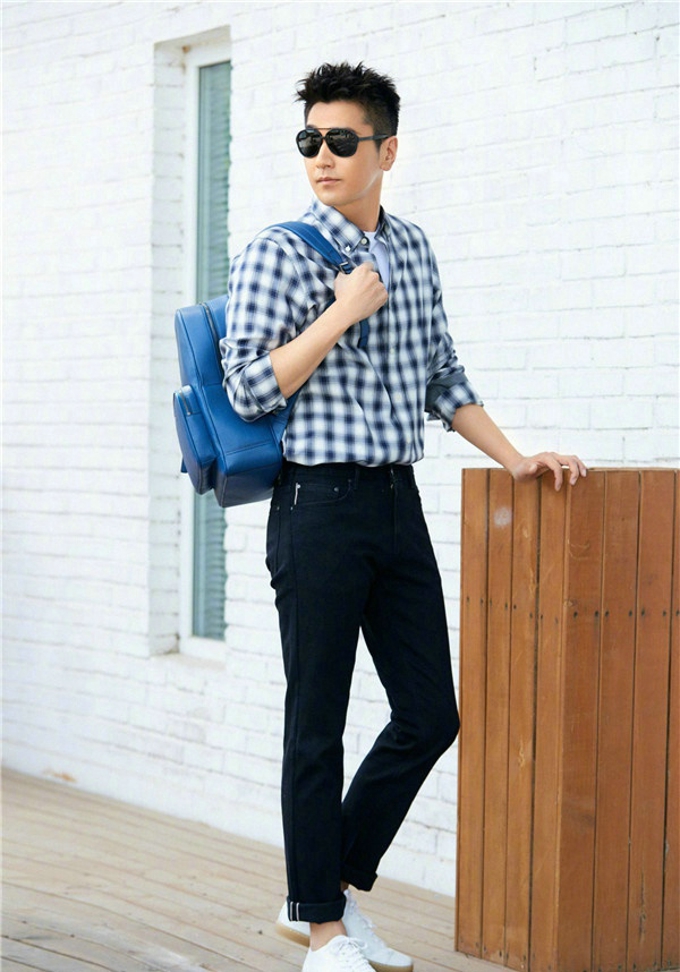 赵又廷机场随性中不乏时髦穿搭态度