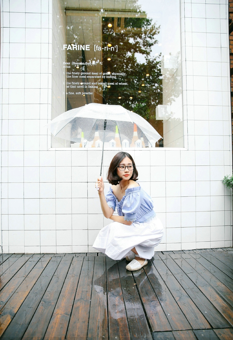 百褶裙短发美女纯真干净阳光写真