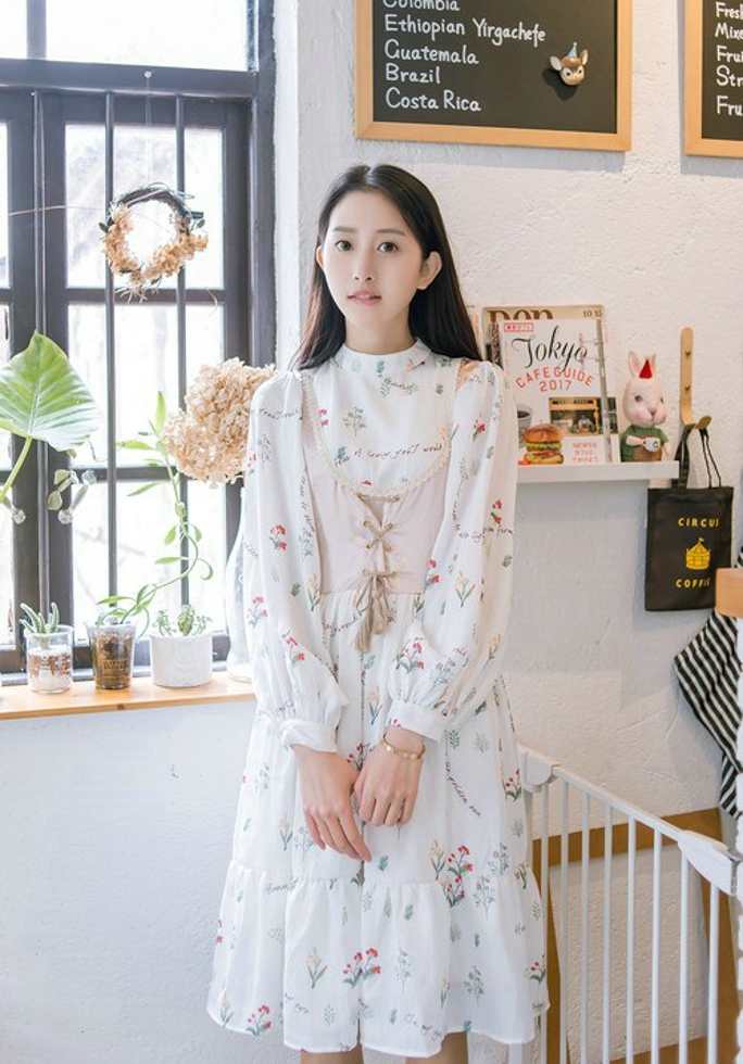 娇嫩白皙如玉清纯美女闲暇时光