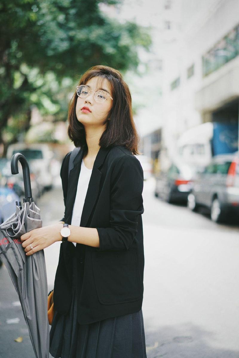日系眼镜短发美女街头百褶裙养眼写真