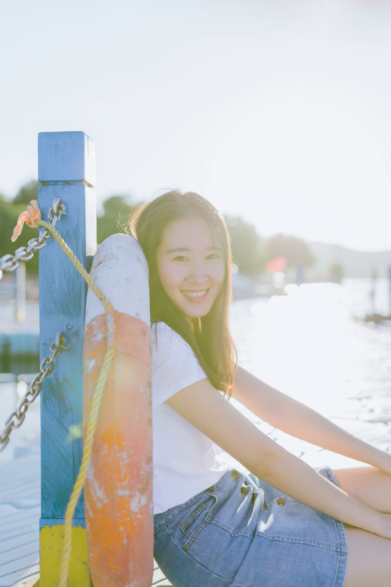 清爽妹子逆光下笑容灿烂温馨写真