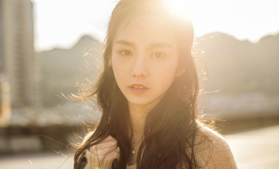 阳光下的高颜值气球美女娇美又迷人