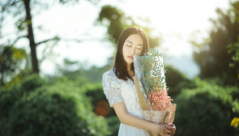 齐刘海樱桃少女清新户外纯真迷人