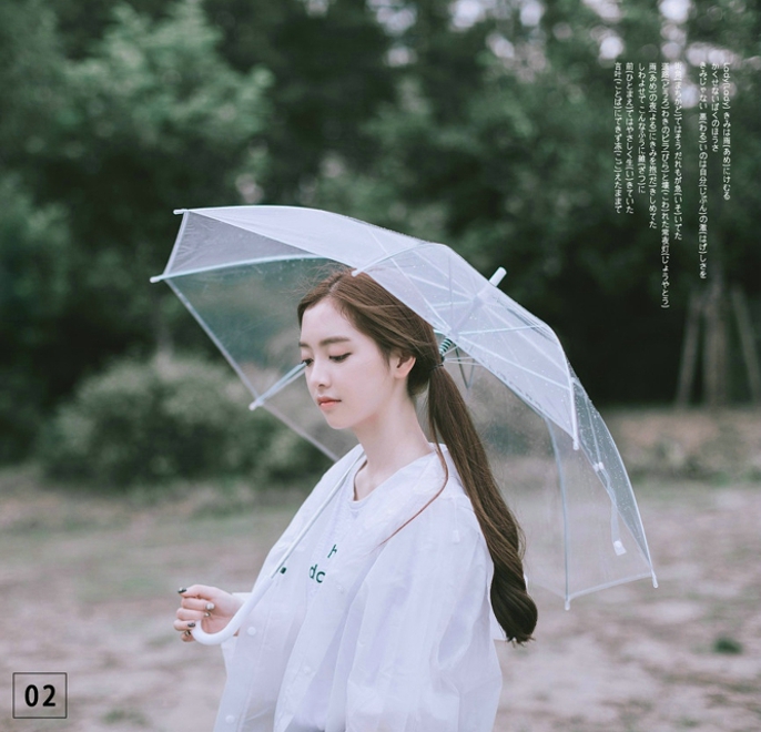 雨天俏丽女生户外优雅甜美迷人唯美写真