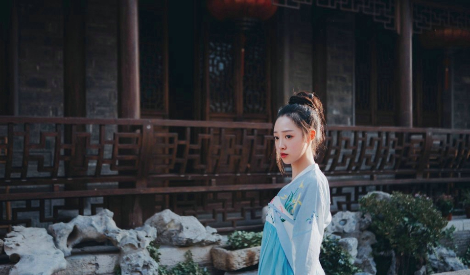 柔美汉服美女逆光下美腻迷人