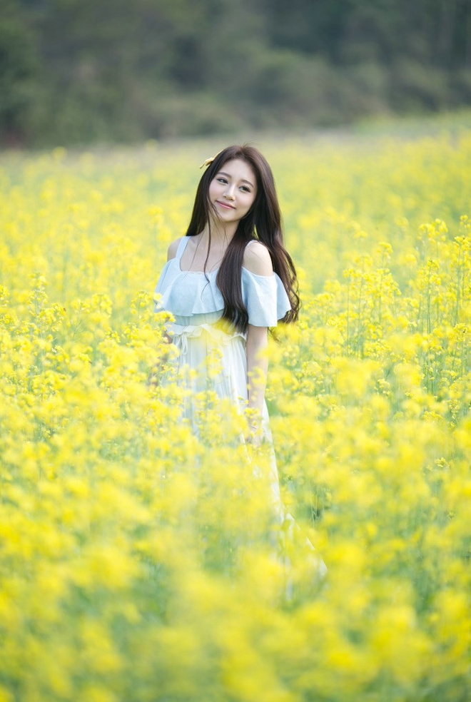 可爱美女唐雨辰清新油菜花写真