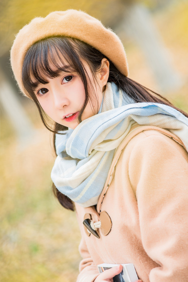 森林内花环少女裸肩白裙娇俏诱人