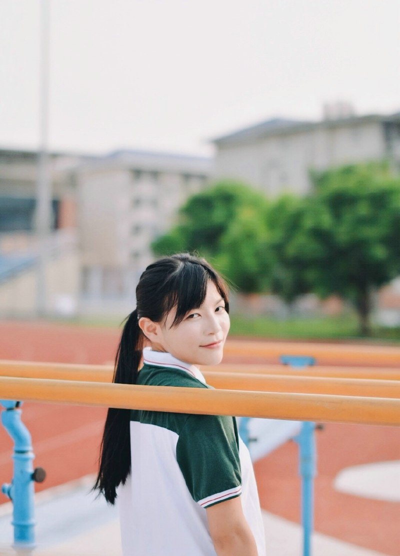 操场上的长发美女清新怡人青春正能量写真