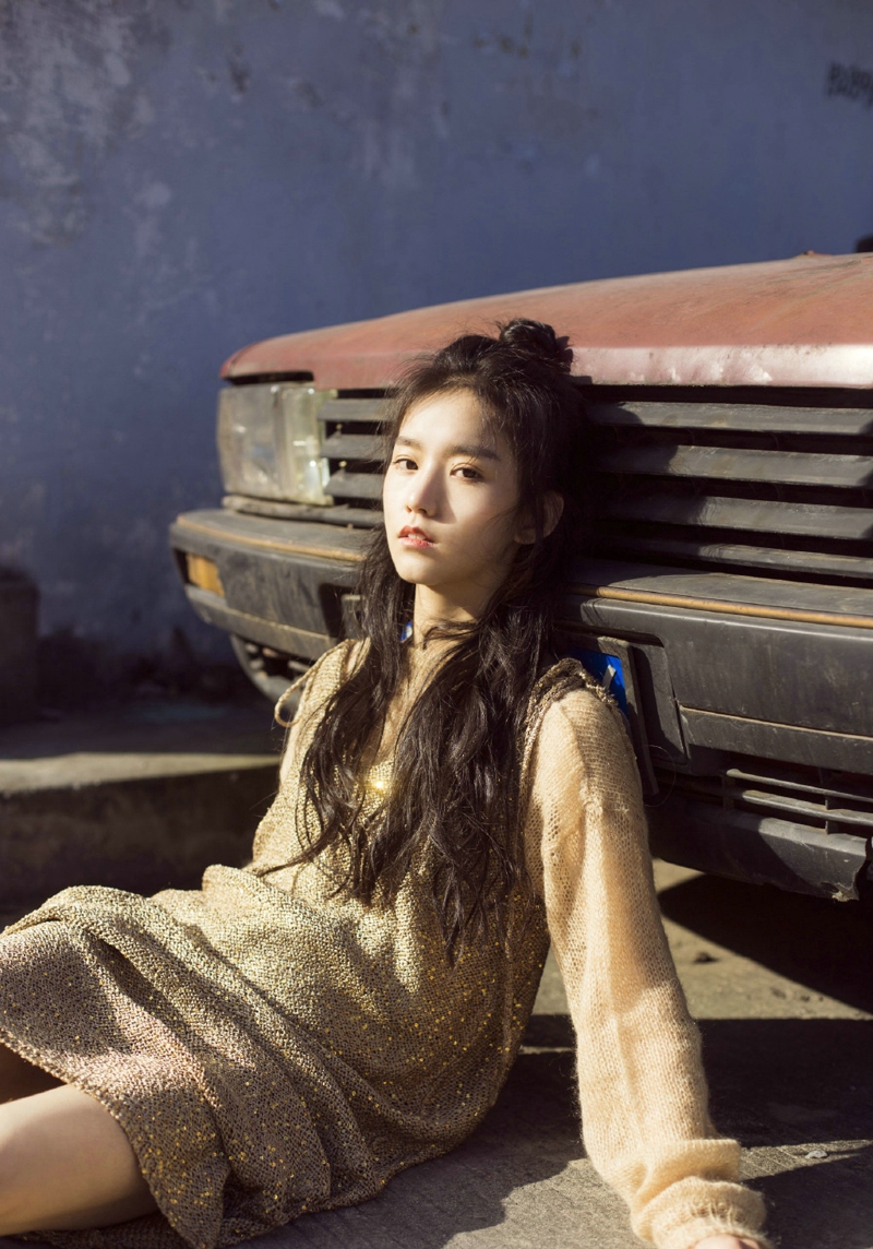 阳光下的高颜值气球美女娇美又迷人