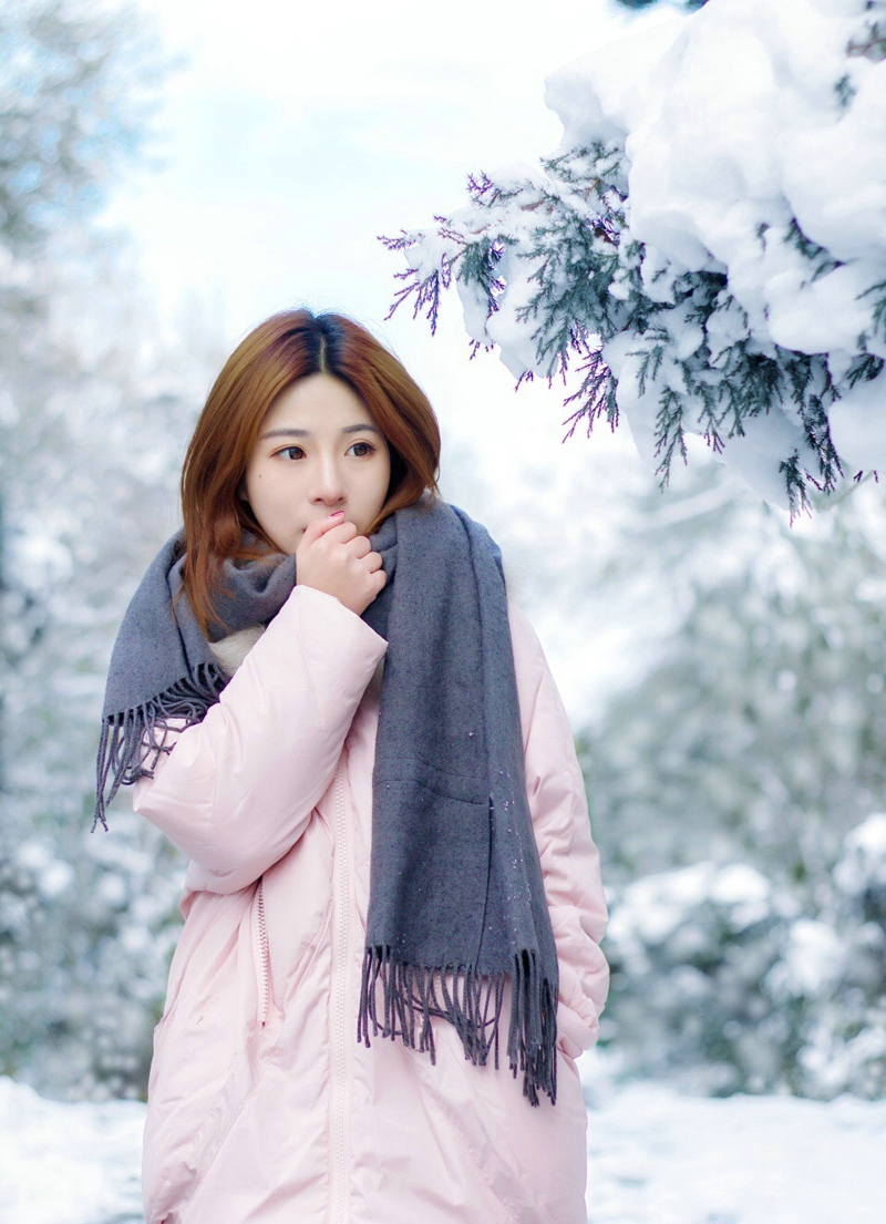 冬日雪地内的羽绒服妹子娇嫩俏皮写真