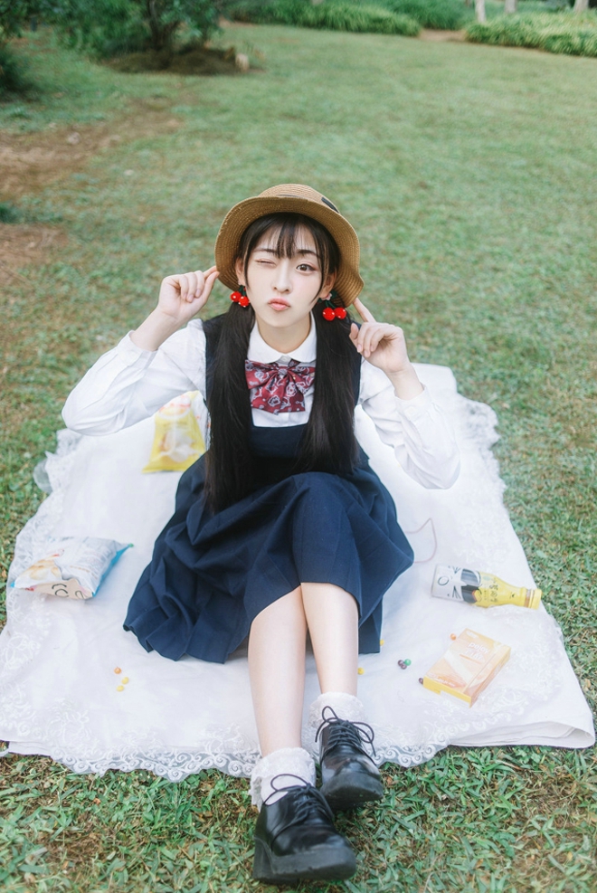 可爱俏皮阳光美女户外甜美写真