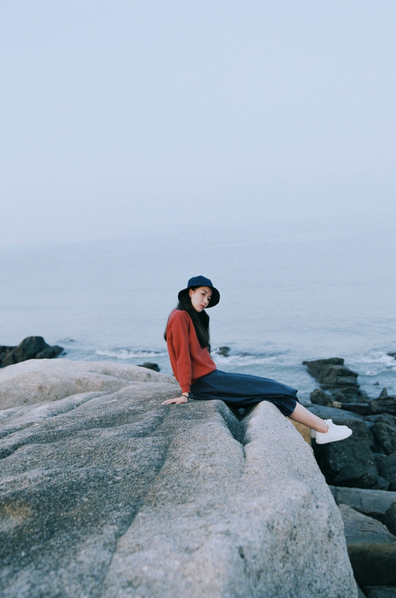 海岸边的森系美女海岸边思绪万千