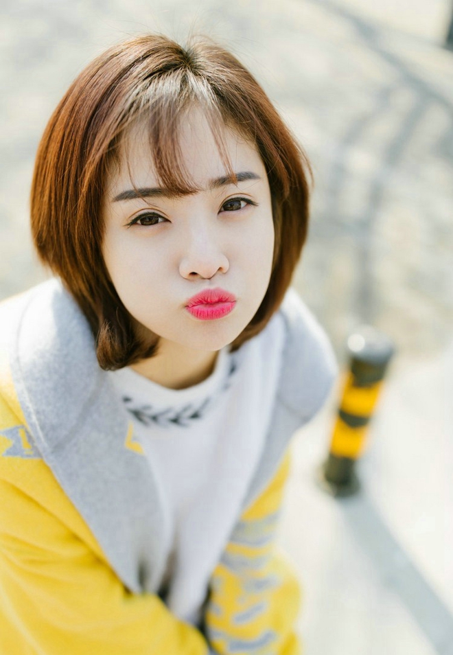 阳光甜美元气少女走街