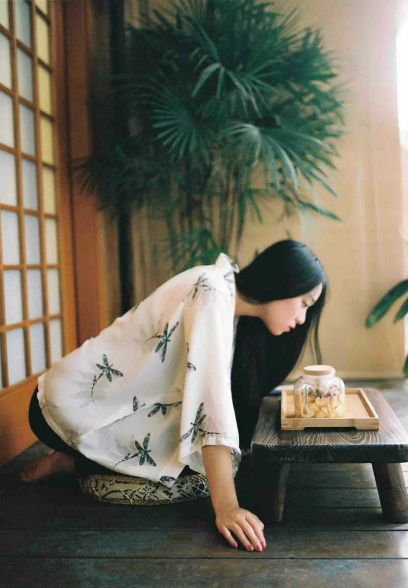 日系美女安静私房内养眼写真