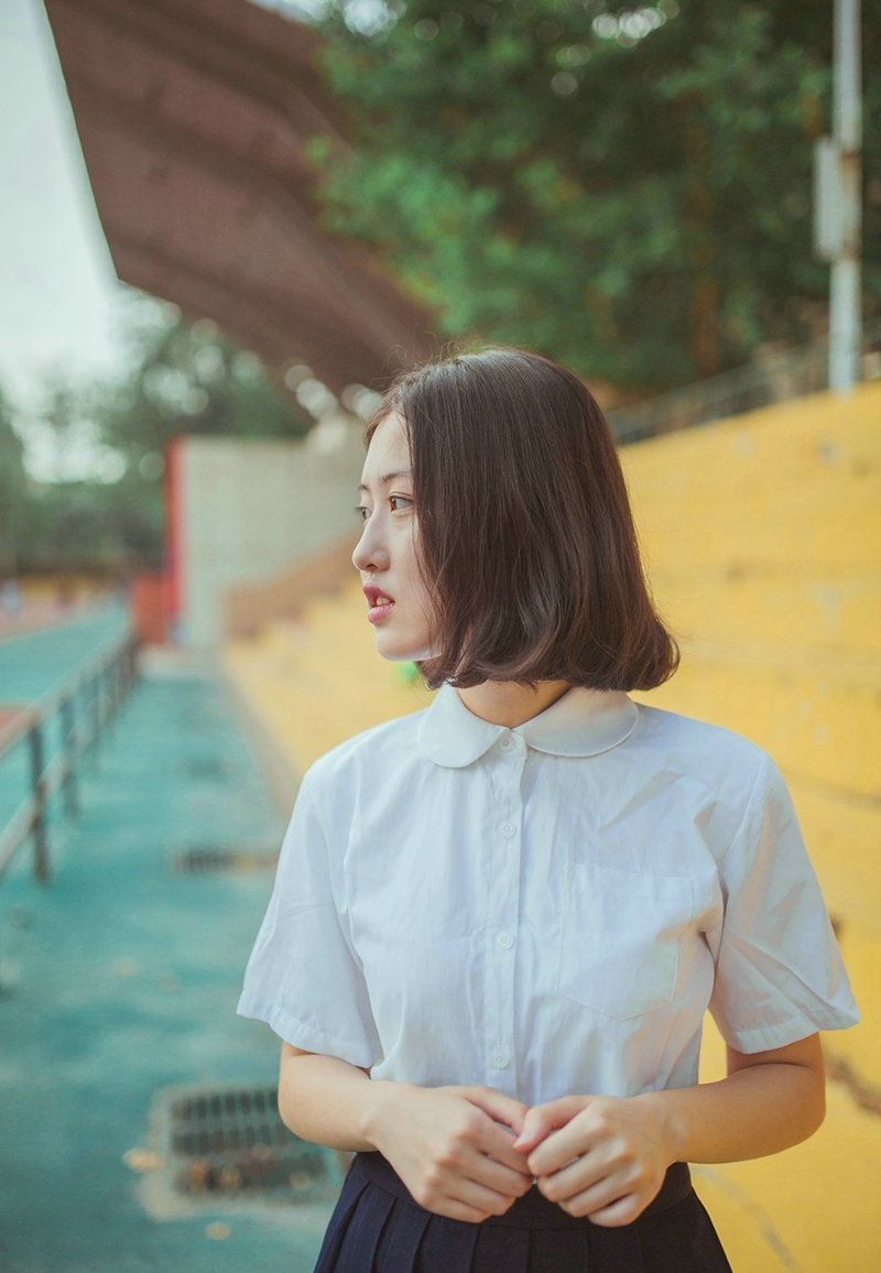 百褶裙短发美女纯真干净阳光写真