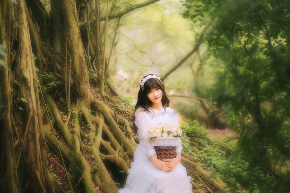 森林清纯娇嫩白衣美女