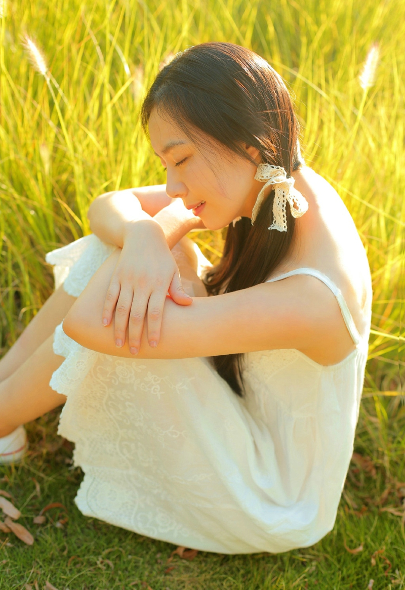 清新草地上的双马尾白裙姑娘素雅迷人写真照