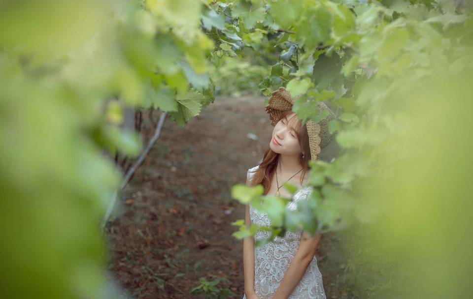 葡萄园内的清新气质美女养眼气质写真