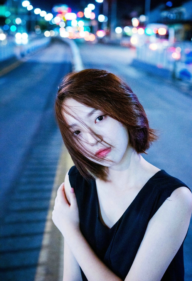 海边蓝天下的草帽美女幽静迷人写真