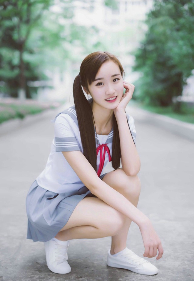 短裙学生装长腿学生美眉