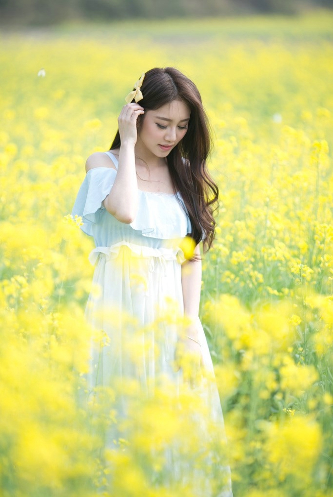 可爱美女唐雨辰清新油菜花写真