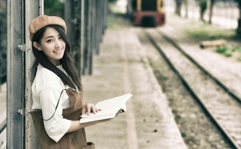 可爱甜美邻家女孩写真图片