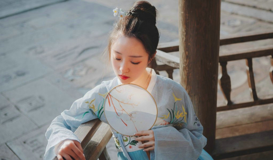 柔美汉服美女逆光下美腻迷人