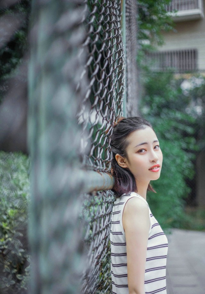 爽朗笑容清纯靓丽可爱少女写真