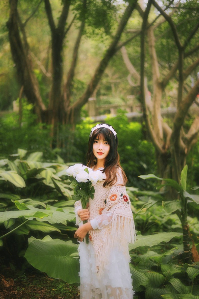 森林清纯娇嫩白衣美女