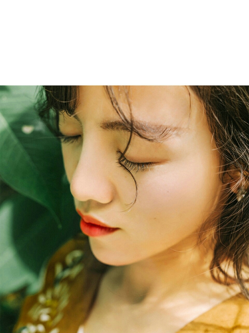 阳光下的高颜值气球美女娇美又迷人