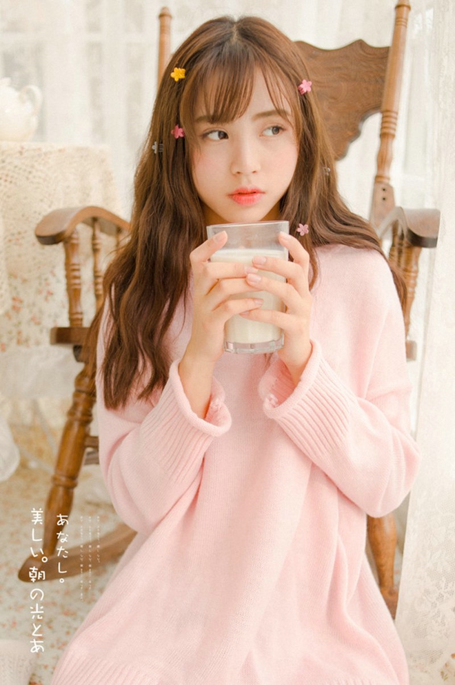 居家甜美优雅红唇妹子