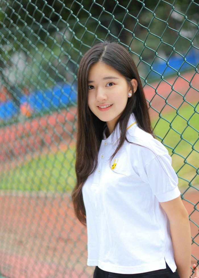 校园内的氧气美少女漂亮迷人笑脸