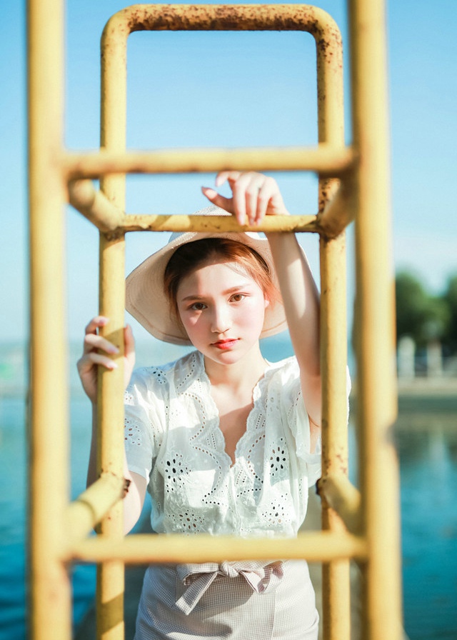 高冷清秀美女户外阳光照动人写真