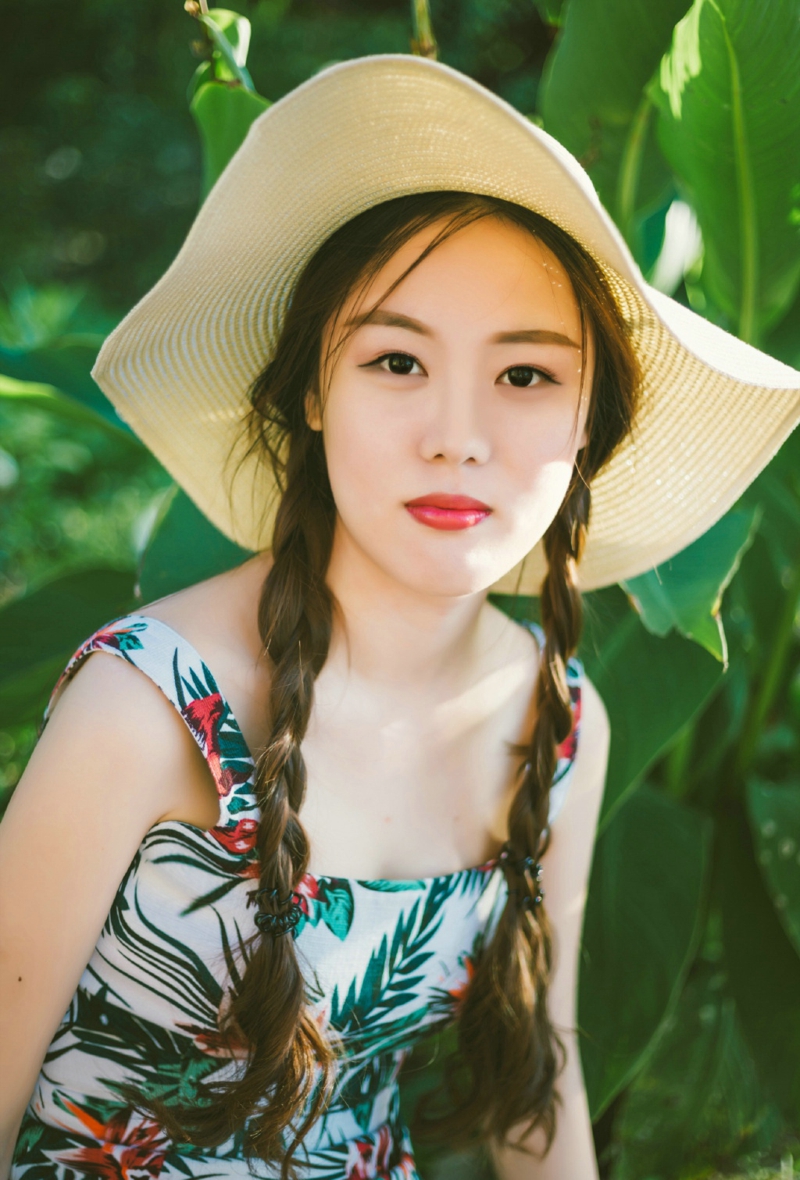 阳光下的连衣裙麻花辫美女靓丽吸睛