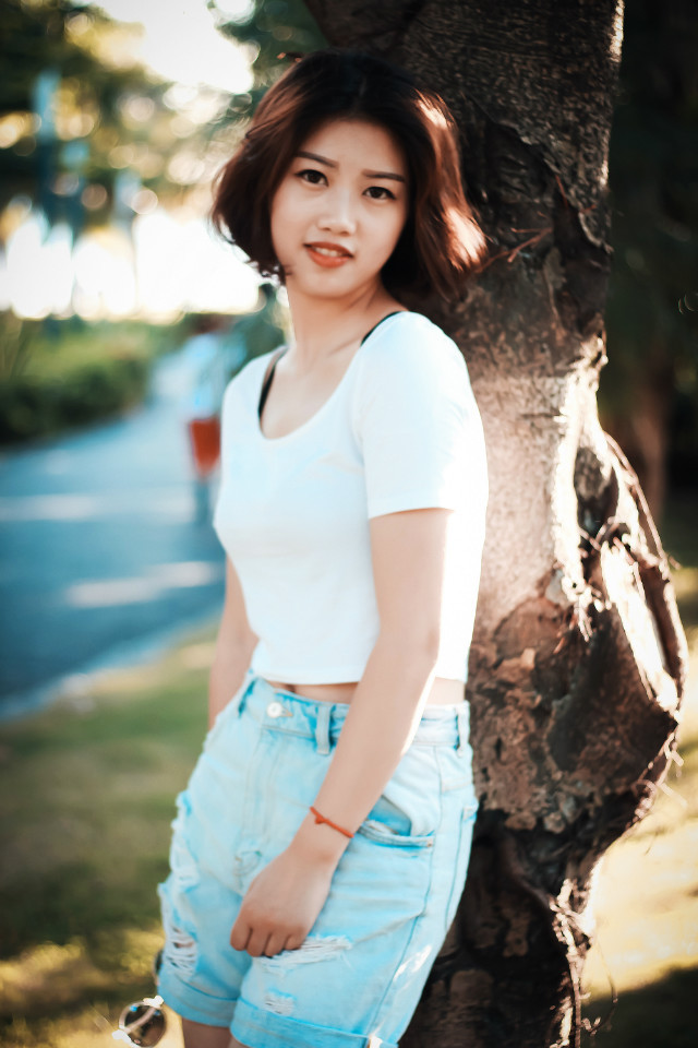 公园短发复古清新少女绽放迷人笑容写真
