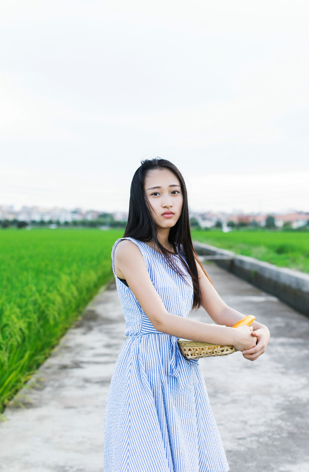 睡眼惺忪的素颜女孩最爱夏日