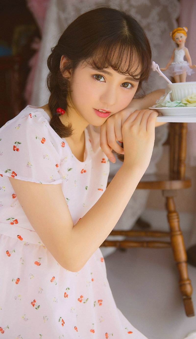 清纯短发美女树下气质迷人写真