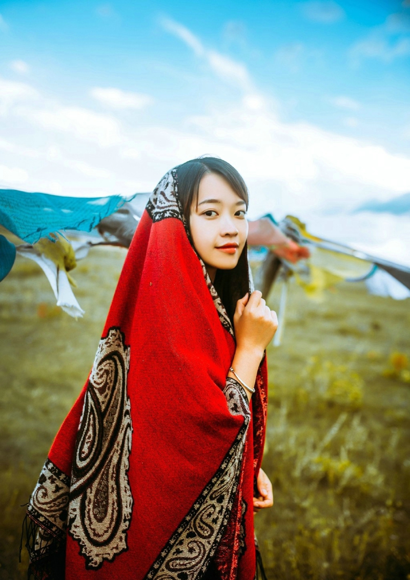 柔美姑娘旅拍民族风披肩明媚动人写真