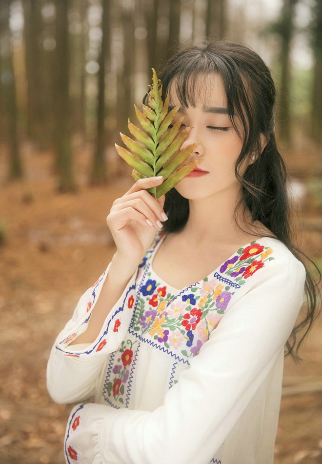 优雅花季少女林间写真