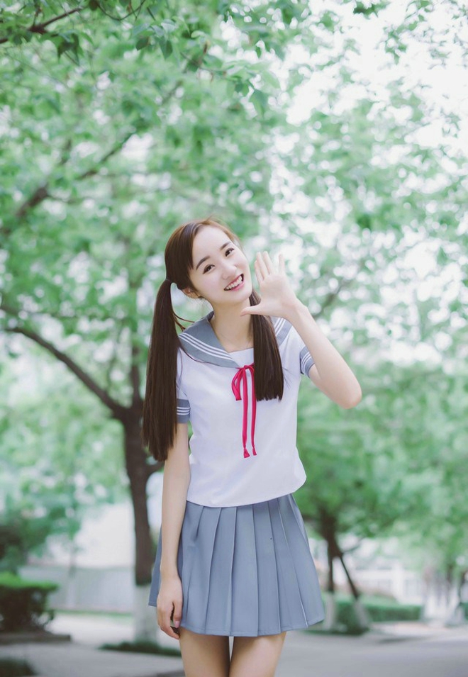 短裙学生装长腿学生美眉