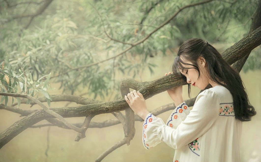 优雅花季少女林间写真